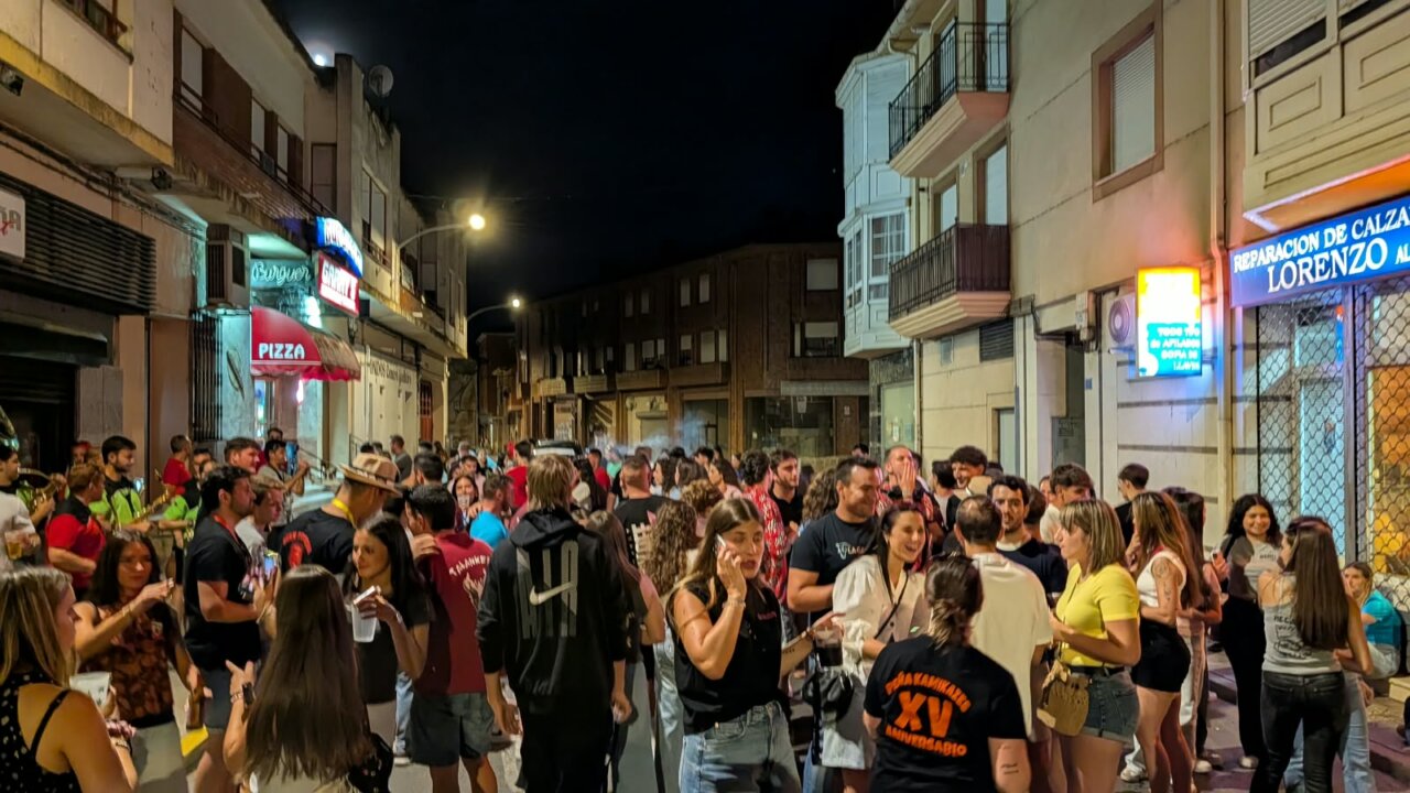 Multitud de personas disfrutando en la fiesta de Interpeñas en Saldaña
