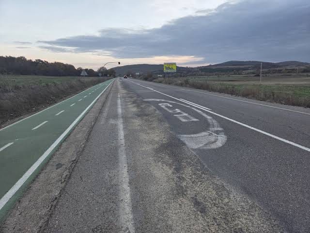 Estado deteriorado de la carretera P-220 entre Aguilar de Campoo y Brañosera