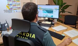 Agente de la Guardia Civil trabajando en un caso de estafa bancaria