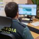 Agente de la Guardia Civil trabajando en un caso de estafa bancaria