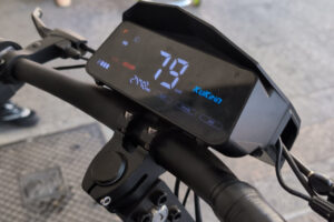 Pantalla de un vehículo de movilidad personal mostrando velocidad de 79 km/h.