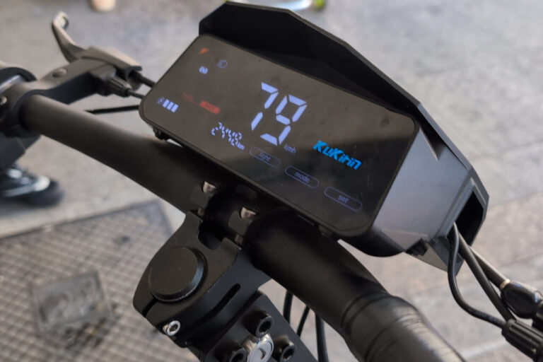 Pantalla de un vehículo de movilidad personal mostrando velocidad de 79 km/h.
