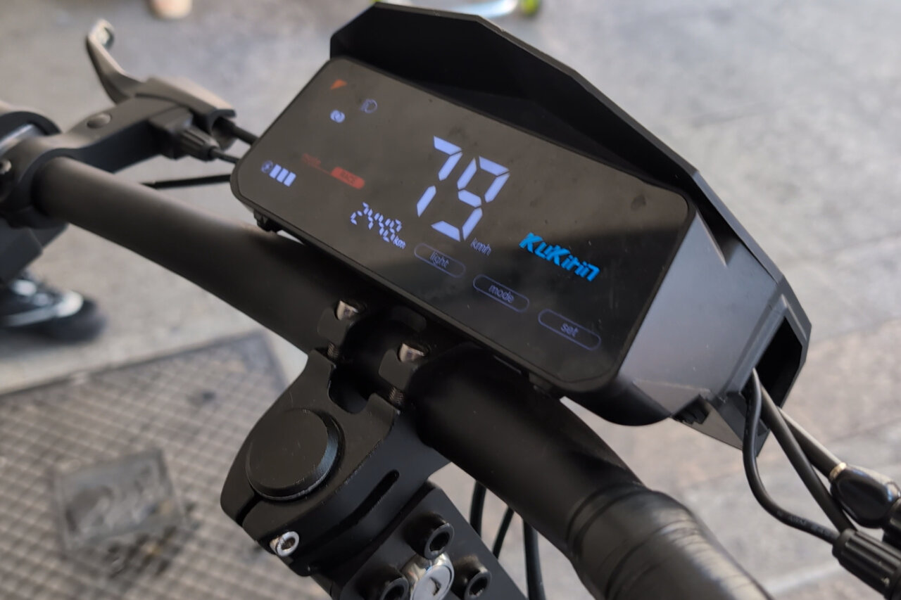 Pantalla de un vehículo de movilidad personal mostrando velocidad de 79 km/h.