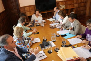 Reunión de la Junta de Gobierno Local en Palencia con varios miembros discutiendo