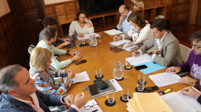 Reunión de la Junta de Gobierno Local en Palencia con varios miembros discutiendo