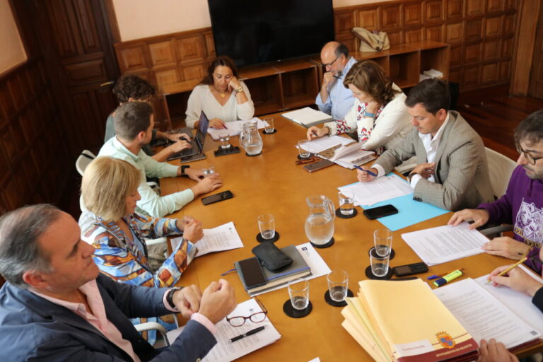Reunión de la Junta de Gobierno Local en Palencia con varios miembros discutiendo