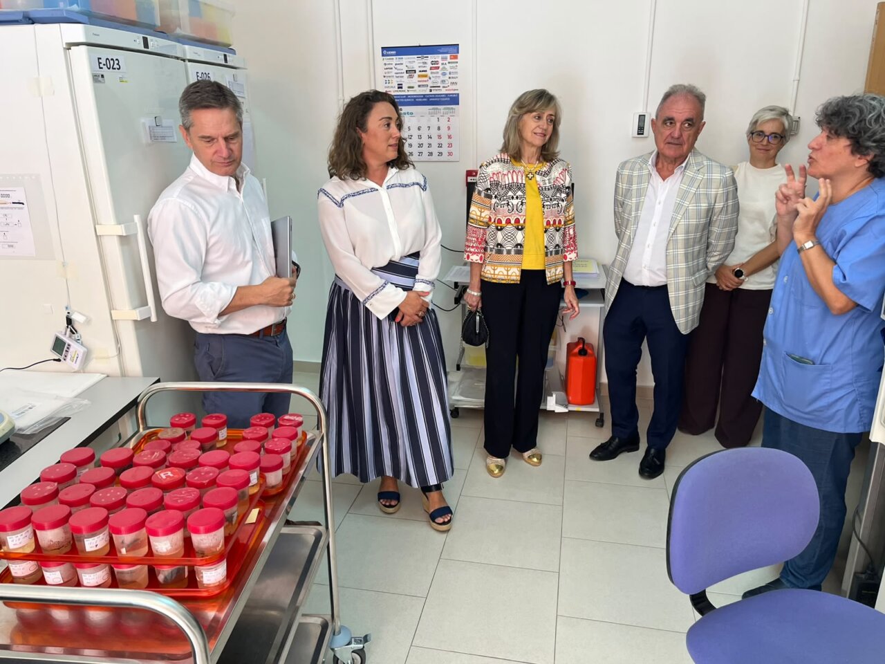 Visita al laboratorio del Centro de Sanidad Forestal de Palencia con autoridades presentes