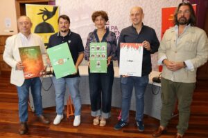 Grupo de personas sosteniendo carteles del concurso de patatas bravas