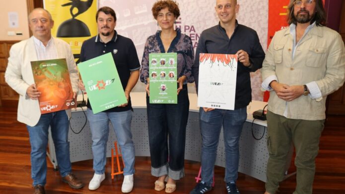 Grupo de personas sosteniendo carteles del concurso de patatas bravas