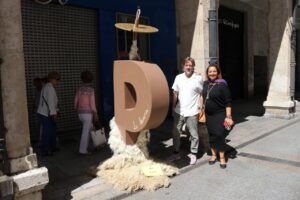 Vanessa Urizarna y un hombre junto a la escultura de La Lanera en Palencia