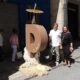 Vanessa Urizarna y un hombre junto a la escultura de La Lanera en Palencia