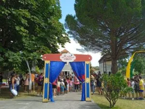 Entrada decorada para el evento La Plaza es Circo en ARCA 2026.