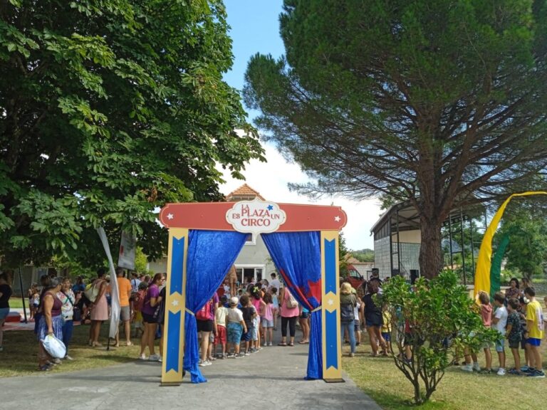 Entrada decorada para el evento La Plaza es Circo en ARCA 2026.