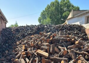 Montón de leña seca apilada en un entorno rural