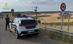 Vehículo de la Guardia Civil en Valle de Cerrato con paisaje rural