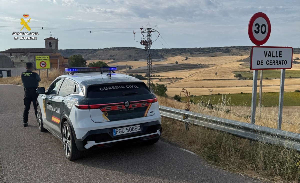 Vehículo de la Guardia Civil en Valle de Cerrato con paisaje rural