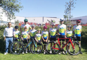 Grupo de jóvenes ciclistas patrocinados por Maldopar en Venta de Baños