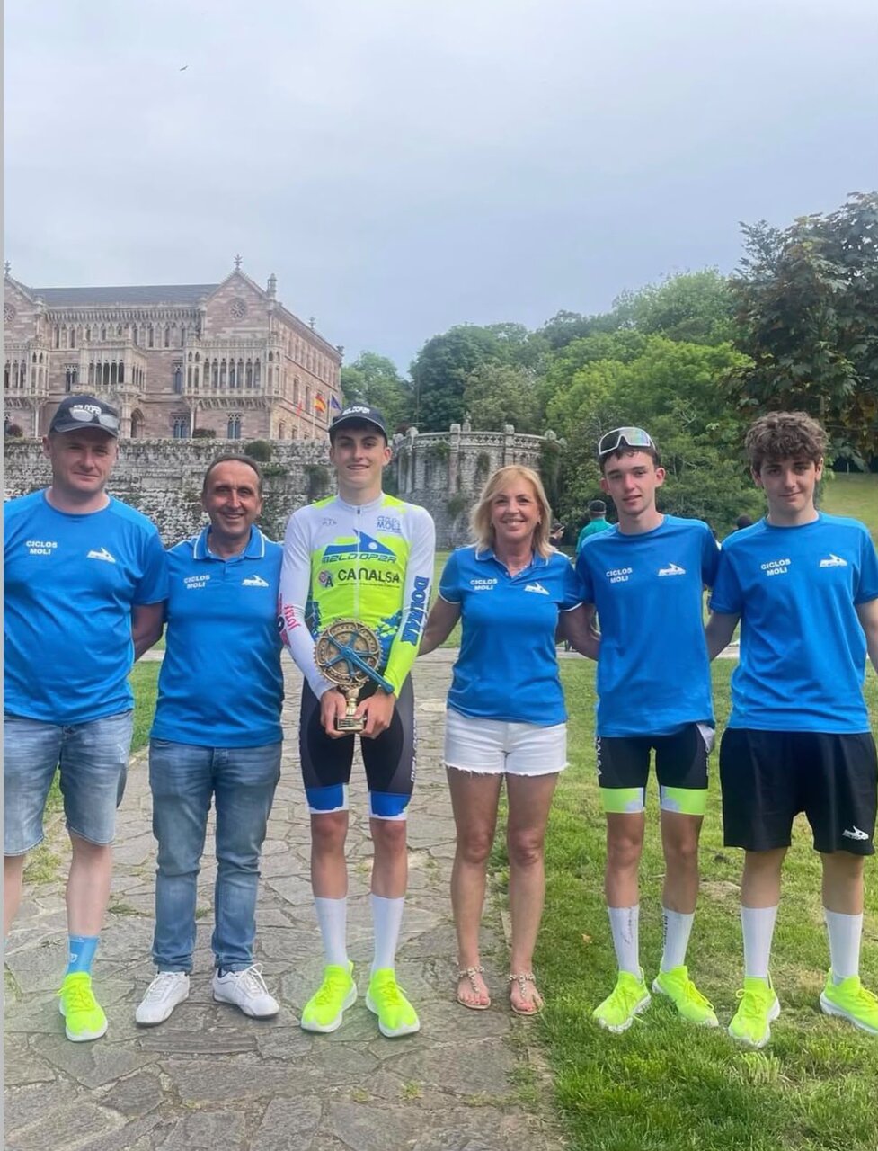 Grupo de personas con camisetas de ciclismo en un evento deportivo