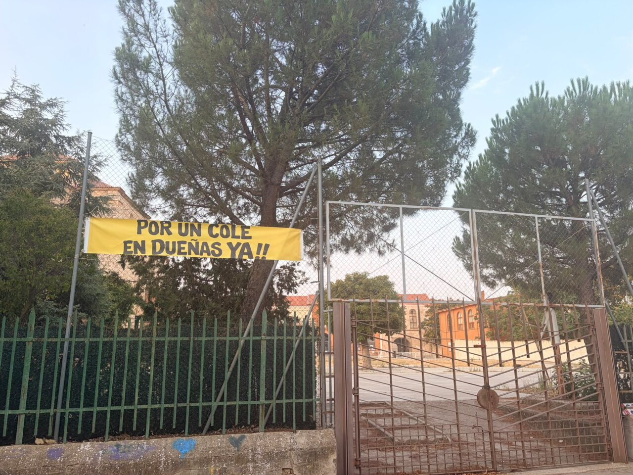 Banner en la entrada de un colegio en Dueñas pidiendo su construcción