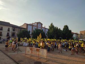 Concentración en Dueñas con globos amarillos para exigir un nuevo colegio
