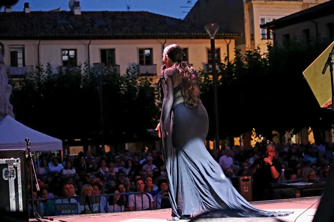 María José Llergo actuando en un concierto al aire libre en Palencia