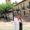 Mujer en una plaza de Fuentes de Nava con edificios y un campanario al fondo