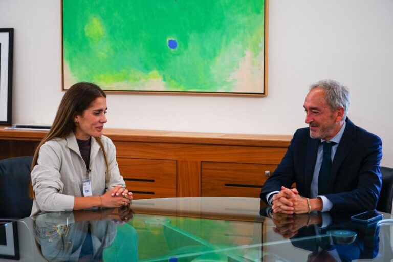 Marta García recibiendo reconocimiento de la Junta de Castilla y León.
