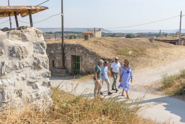 Visita de autoridades a los barrios de bodegas en Baltanás y Torquemada