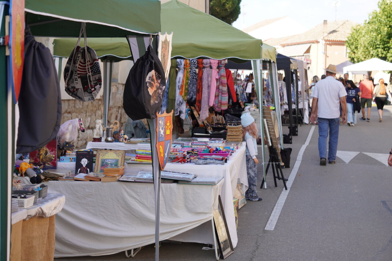Puestos de un mercado medieval en Monzón de Campos con diversas mercancías