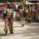 Actores disfrazados en el Mercado Medieval de Palencia con música y coloridos trajes