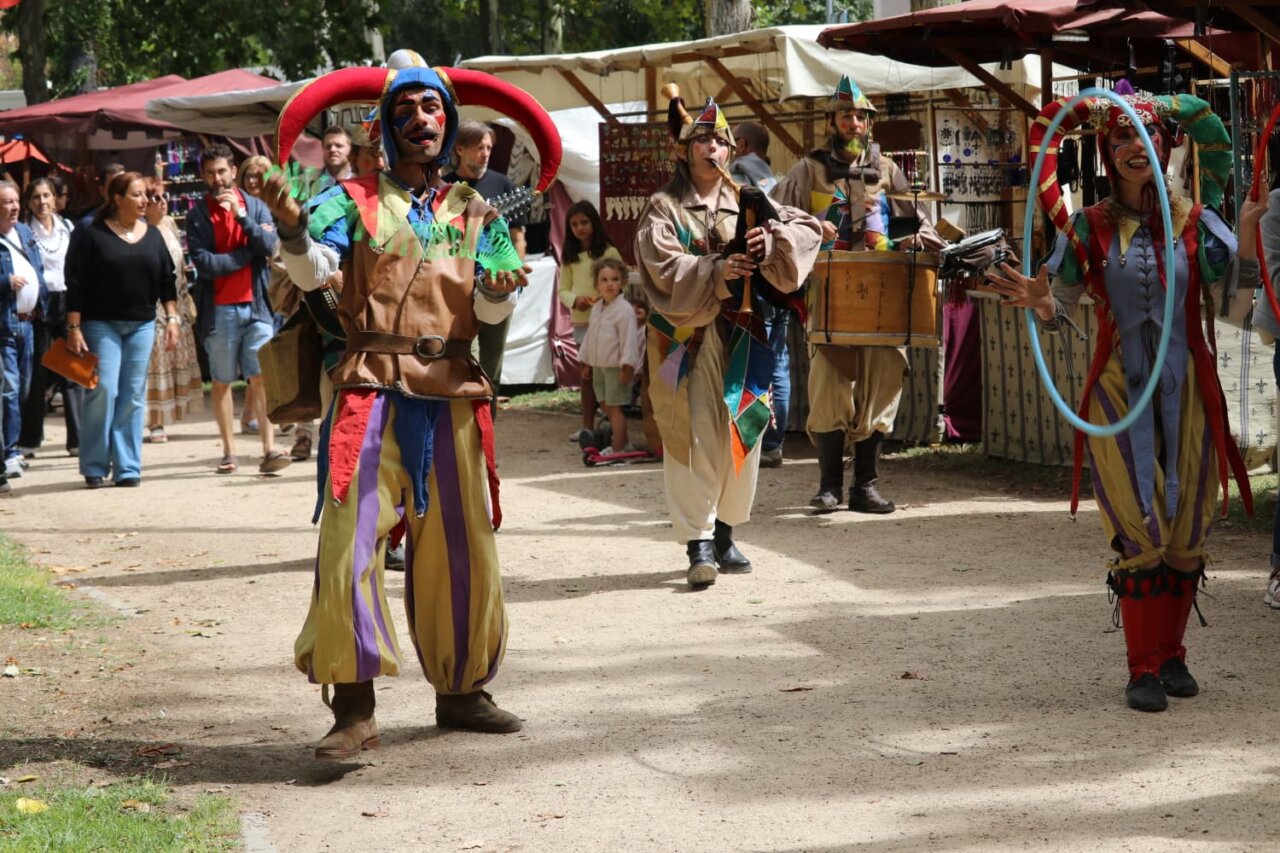 Actores disfrazados en el Mercado Medieval de Palencia con música y coloridos trajes