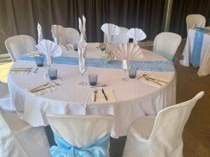 Mesa decorada para celebración en La Casa de la Pradera
