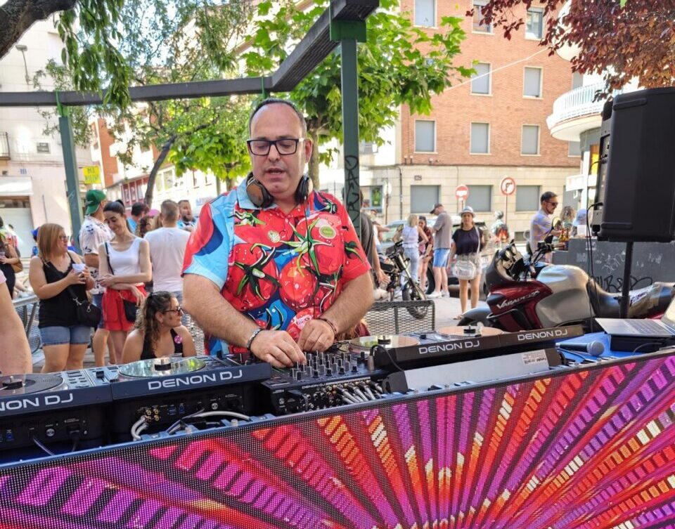 Miguel Alonso actuando como DJ en un evento festivo al aire libre