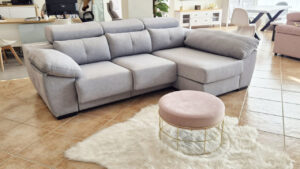 Sofá moderno en una tienda de decoración MIMOONDO
