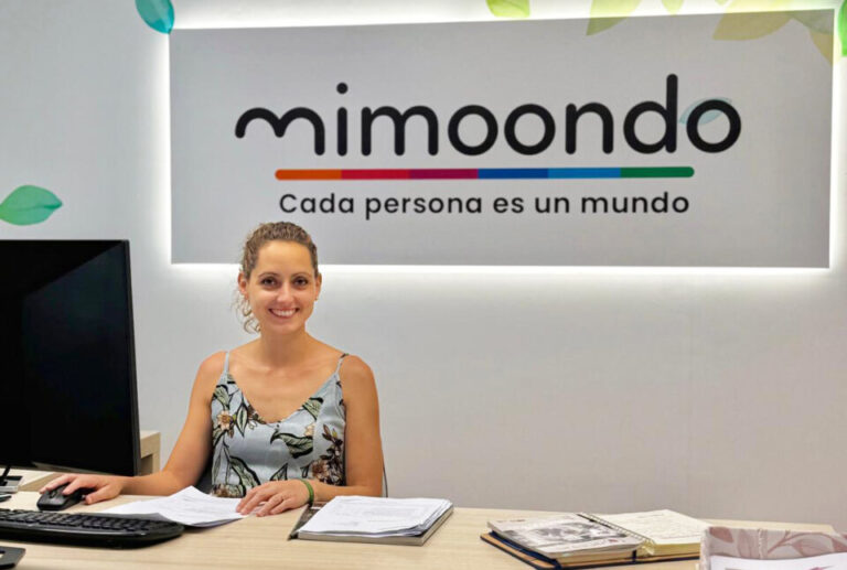 Mujer sonriente en la oficina de Mimoondo con decoración moderna