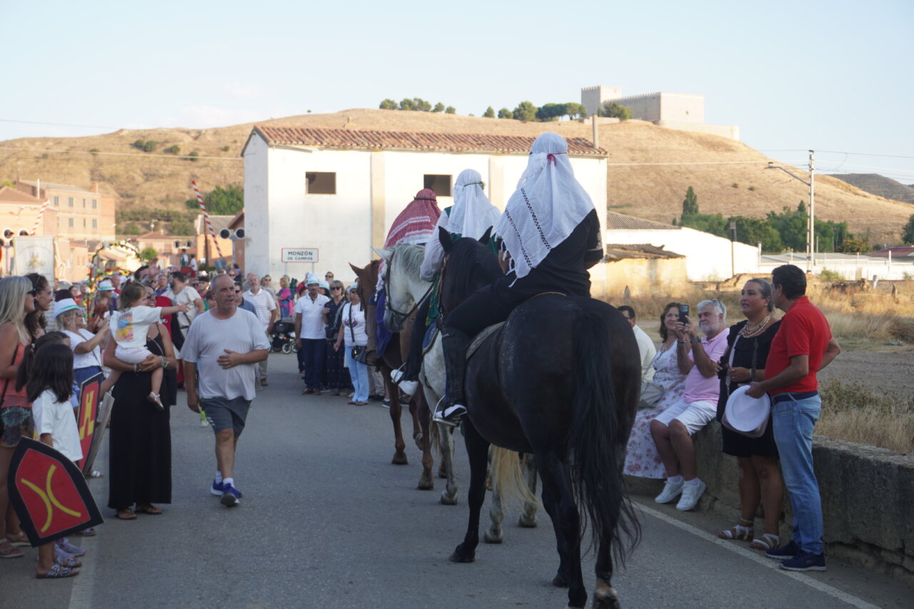Participantes en la batalla Nabal en Monzón de Campos montando a caballo.