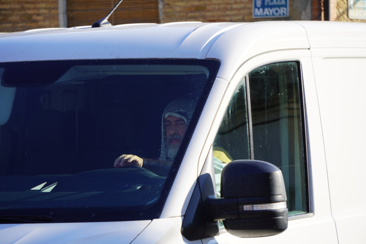 Hombre conduciendo una furgoneta en Monzón de Campos durante la batalla Nabal