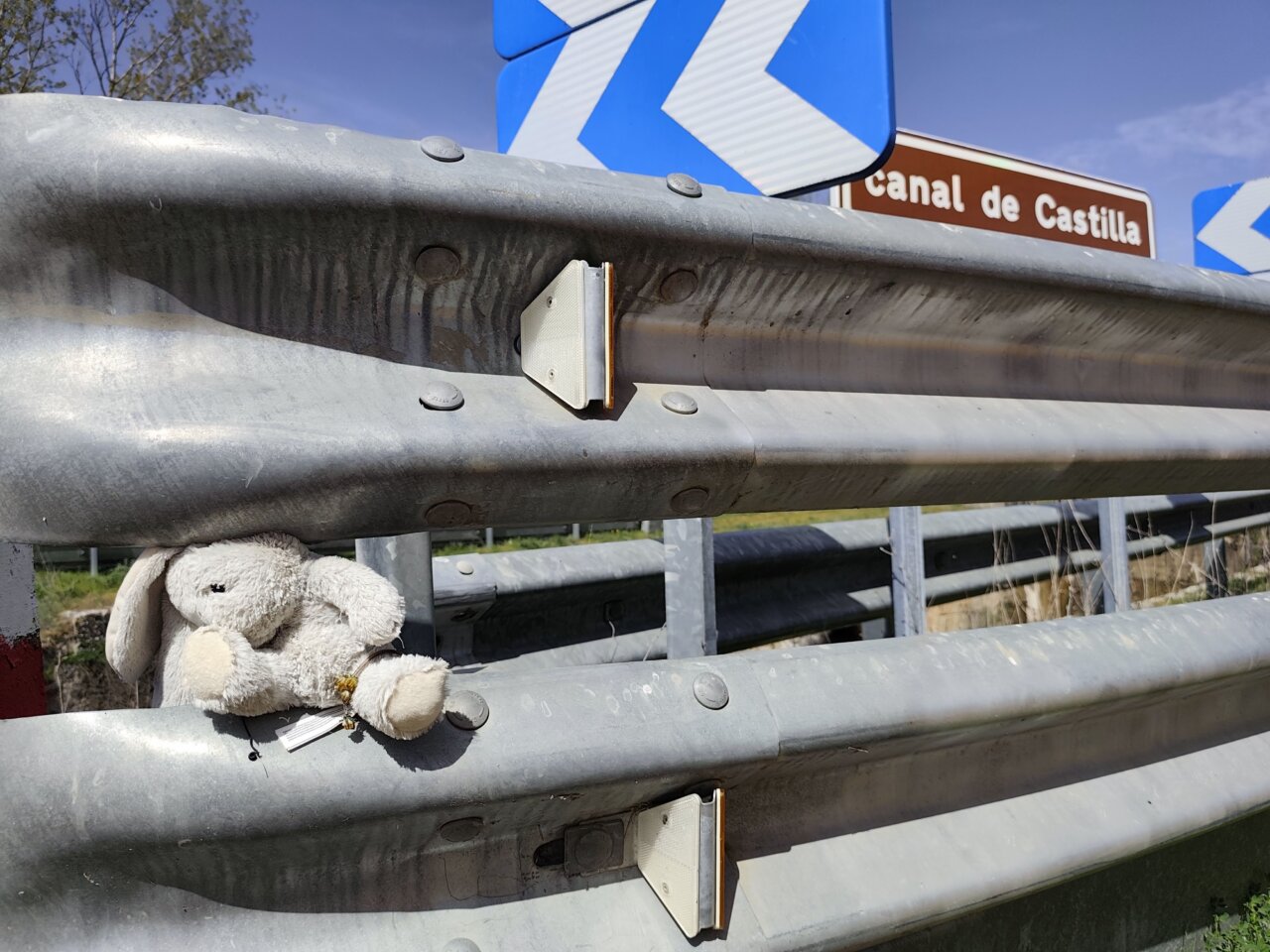 Muñeco de conejo apoyado en la bionda del Canal de Castilla