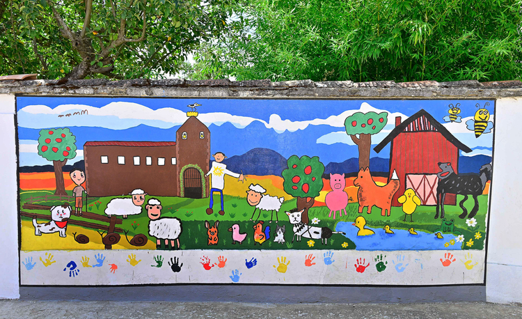 Mural colorido con animales y personas en Polvorosa de la Valdavia