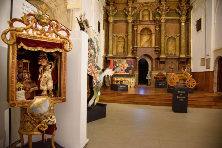 Interior del Museo de los Cuentos en Paredes de Nava con exhibiciones
