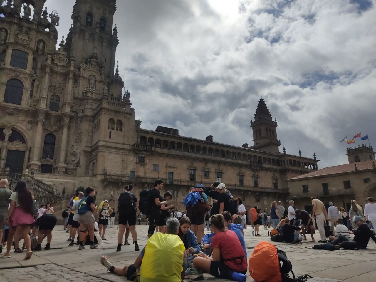 Grupo de peregrinos en la plaza del Obradoiro tras la travesía solidaria de Neme Cuadrado.