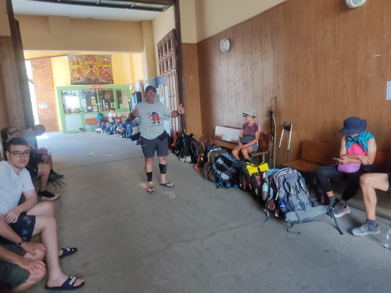 Neme Cuadrado en el Camino de Santiago con otros peregrinos descansando