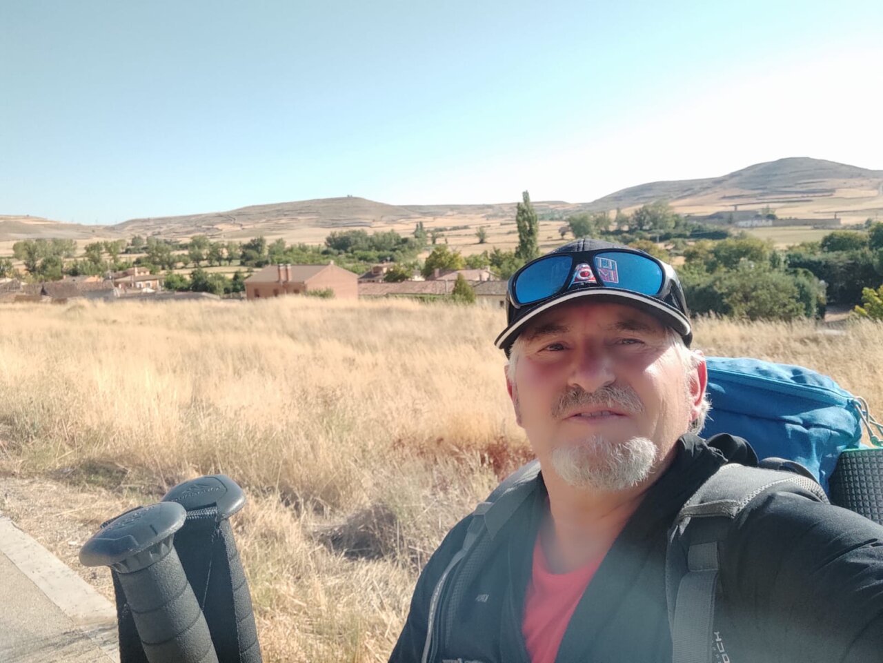 Neme Cuadrado caminando con mochila en el Camino de Santiago