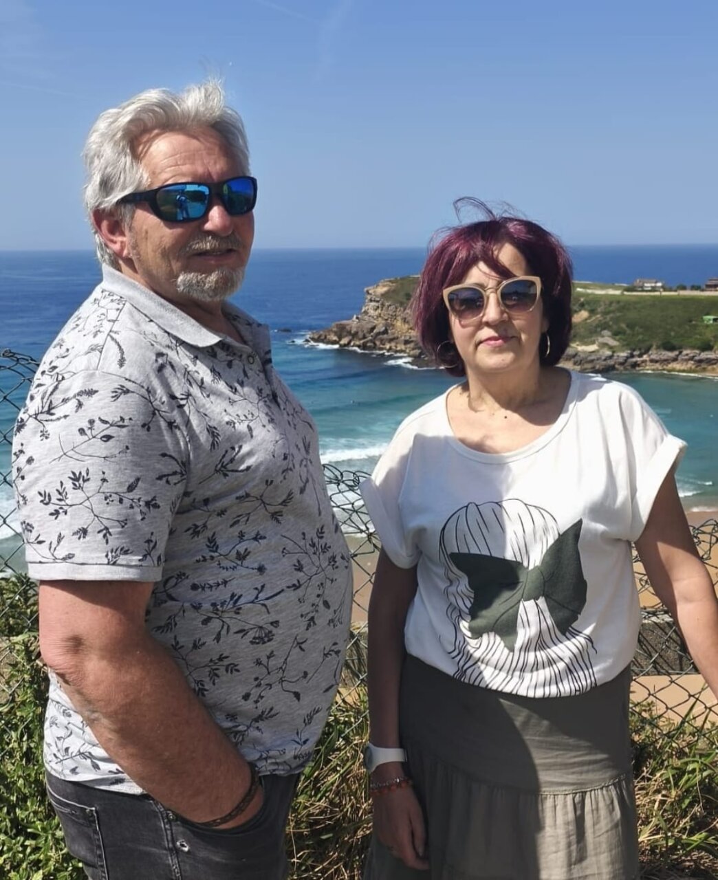 Neme Cuadrado y su mujer en un paisaje costero