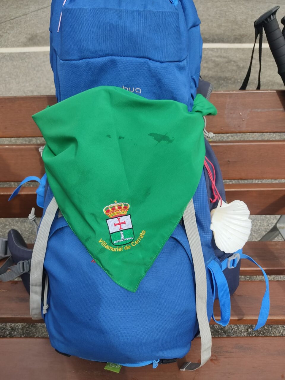 Mochila de Neme Cuadrado con pañuelo de Villamuriel de Cerrato