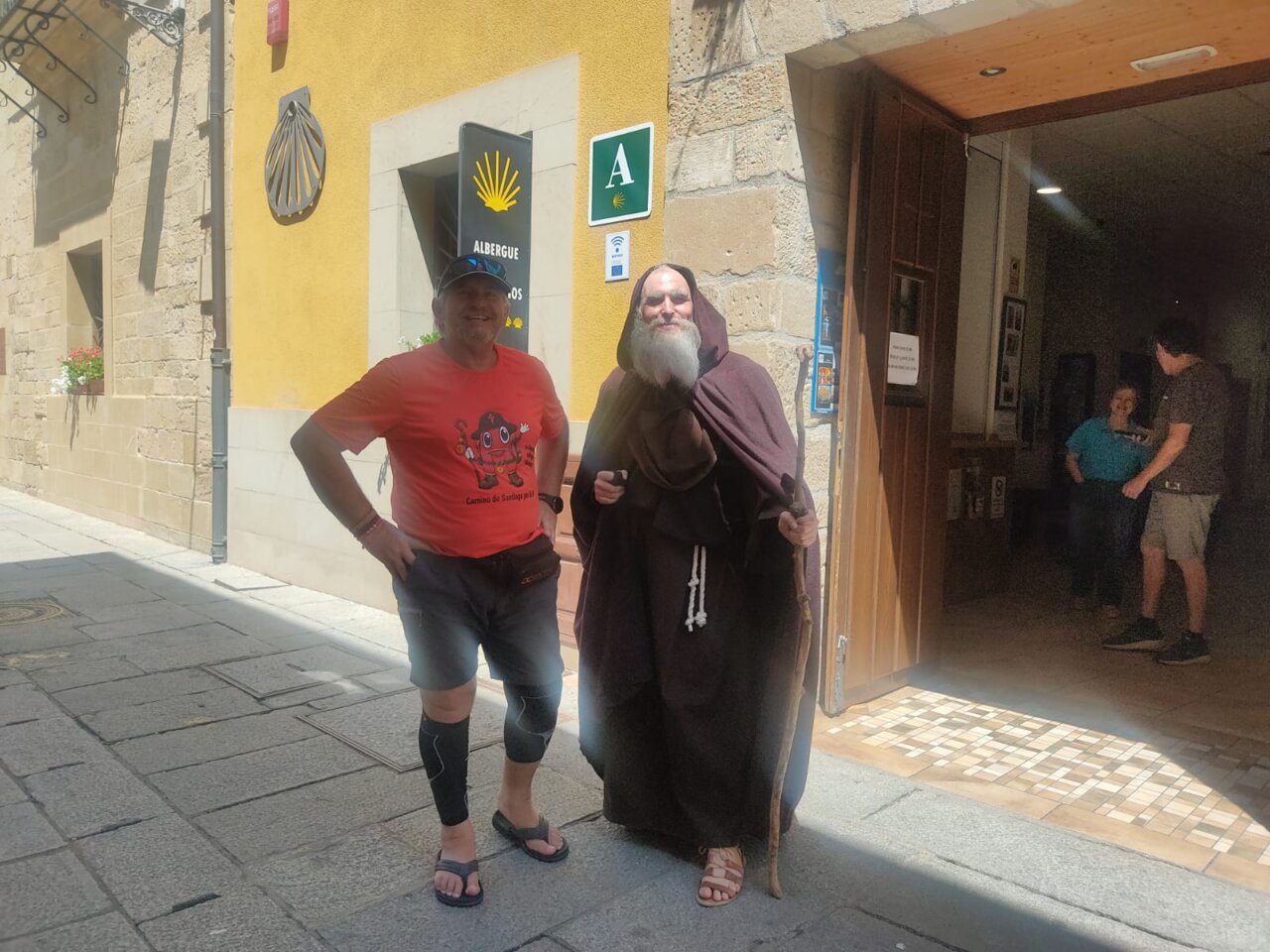 Neme Cuadrado y un peregrino en el Camino de Santiago