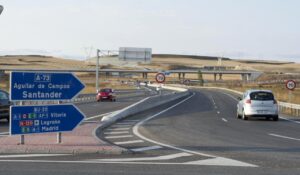 Señalización de la autovía A-73 en Castilla y León con coches en movimiento.