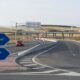 Señalización de la autovía A-73 en Castilla y León con coches en movimiento.