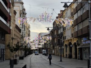 Arcos luminosos en la Calle Mayor de Palencia durante las fiestas de San Antolín