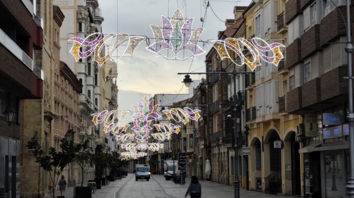 Arcos luminosos en la Calle Mayor de Palencia durante las fiestas de San Antolín